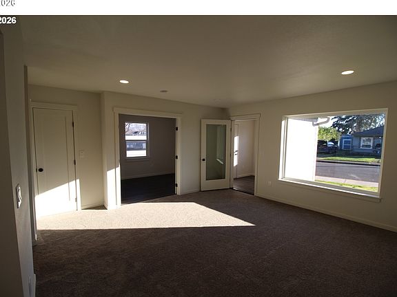 5th image of 186 SW Rainbow Ave