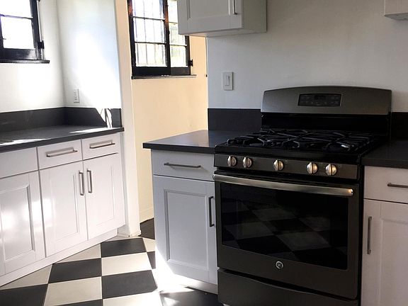 3rd image of 816 W Knoll Dr