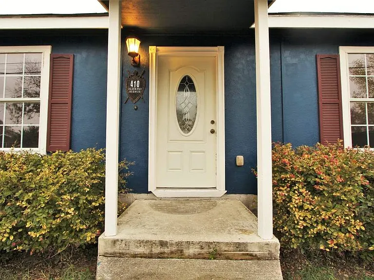 Alice Fay Ave — Photo 1