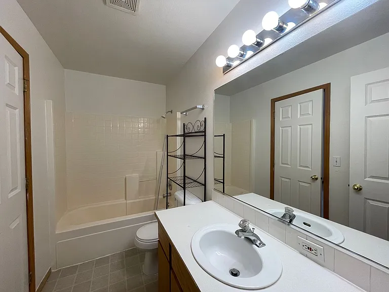 3115 E 44th Ave — Photo 9