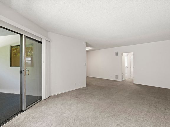 2nd image of 929 N San Vicente Blvd APT 4