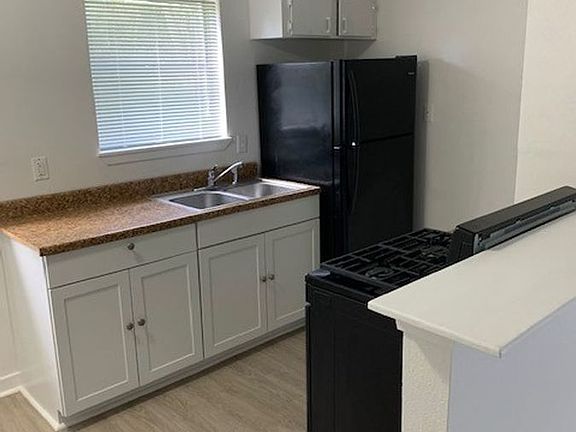 3rd image of 802 Danna St
