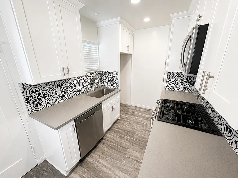 Completely Remodeled Spanish Style Midtown Apartment! Air Conditioning! — Photo 11