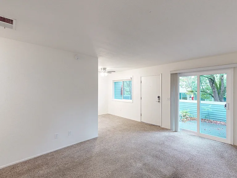 346 Robinson St #16 — Photo 6