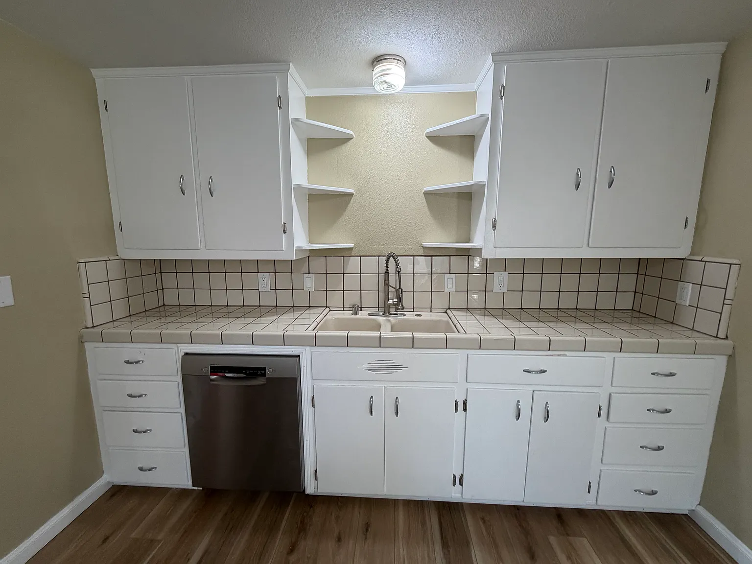 2 bed, 1100 sqft, $1,975 — Photo 4
