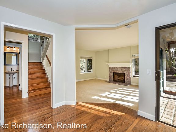 5th image of 1026 E De La Guerra St APT F