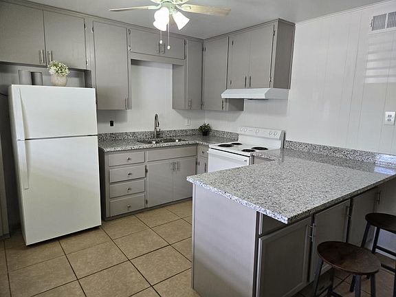 2nd image of 608 Harbour Ave