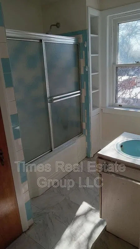 2 bed, 1.0 bath, $1,200 — Photo 2