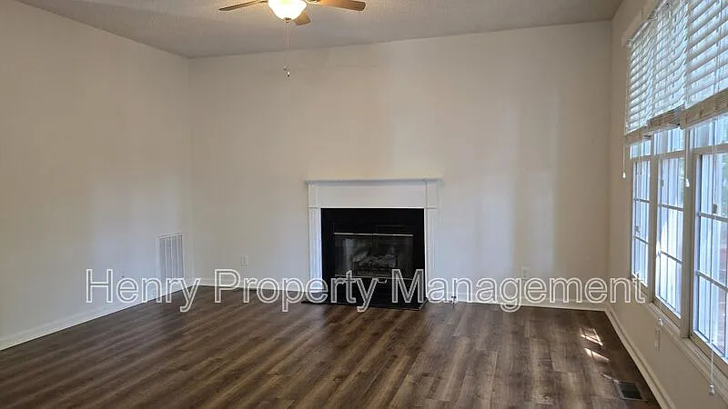4 bed, 2.5 bath, 1658 sqft, $2,295 — Photo 3