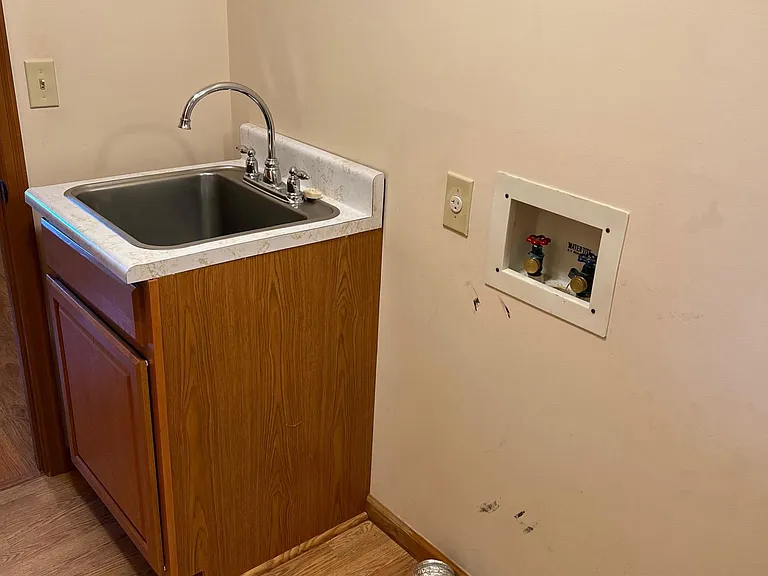 Laundry - Bath
Shows hook-up for washer & dryer.
Landlord supplies stainless steel washer hoses with rental and metal dryer vent hose.