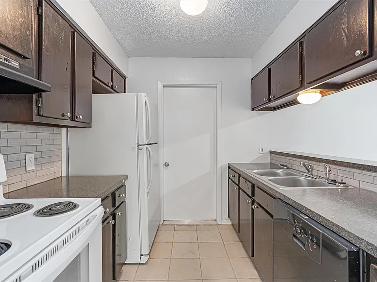 8703 Pineridge Dr #B — Photo 6