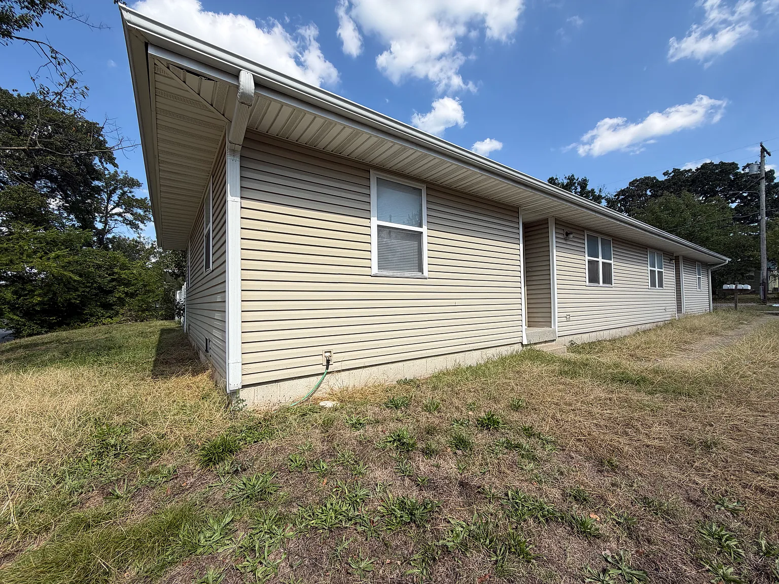 2 bed, 1100 sqft, $975 — Photo 2