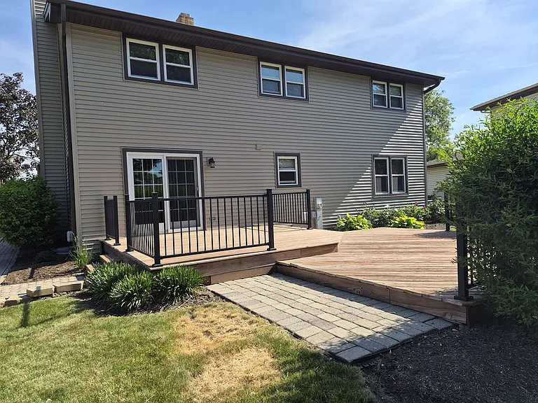 984 Dearborn Cir — Photo 3