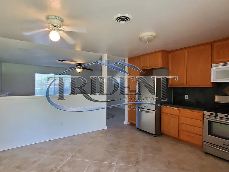 2404 Edwards St — Photo 12