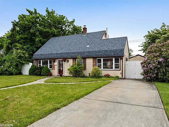 2nd image of 16 Dogwood Ln