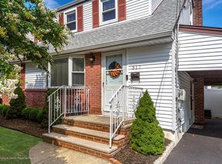 317 Hollie Dr E, Belford, NJ 07718