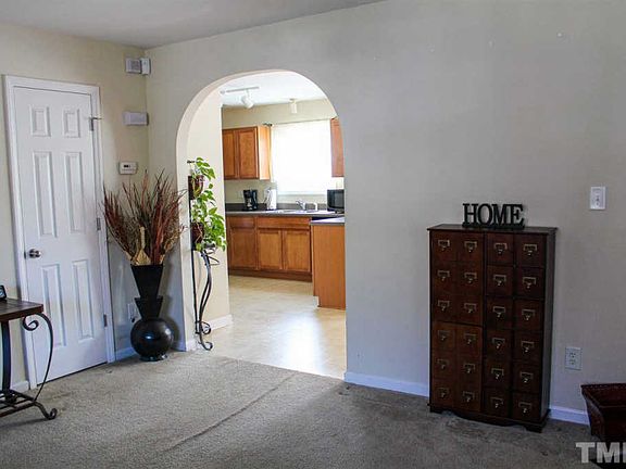 3rd image of 913 Woodside Park Ln