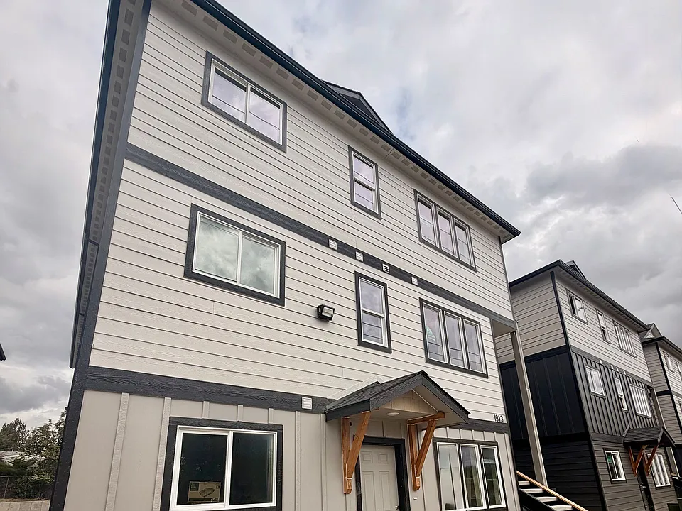 1911 E Lyons Ave