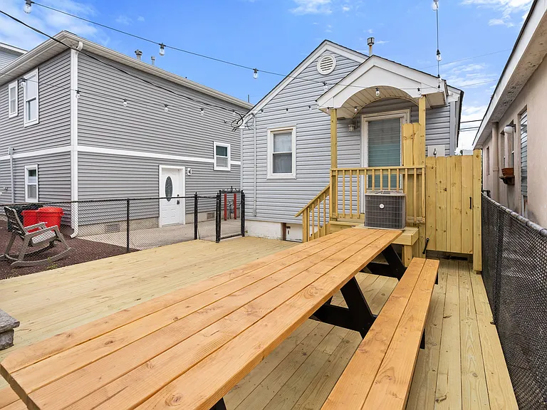 245 Sheridan Ave — Photo 9