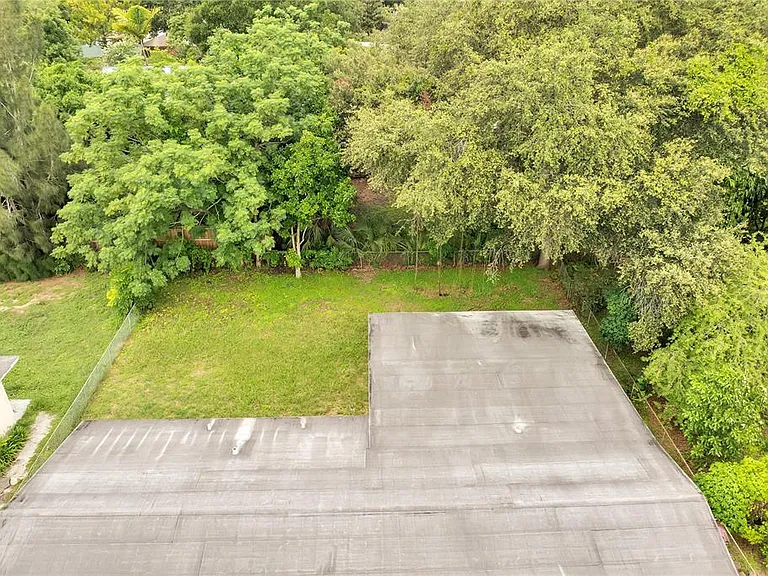1040 San Luis Dr — Photo 34