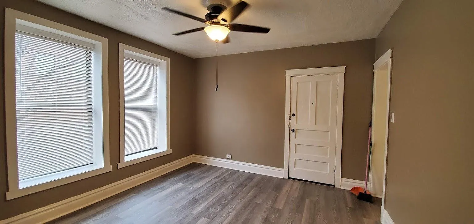 1553 N Harding Ave — Photo 2