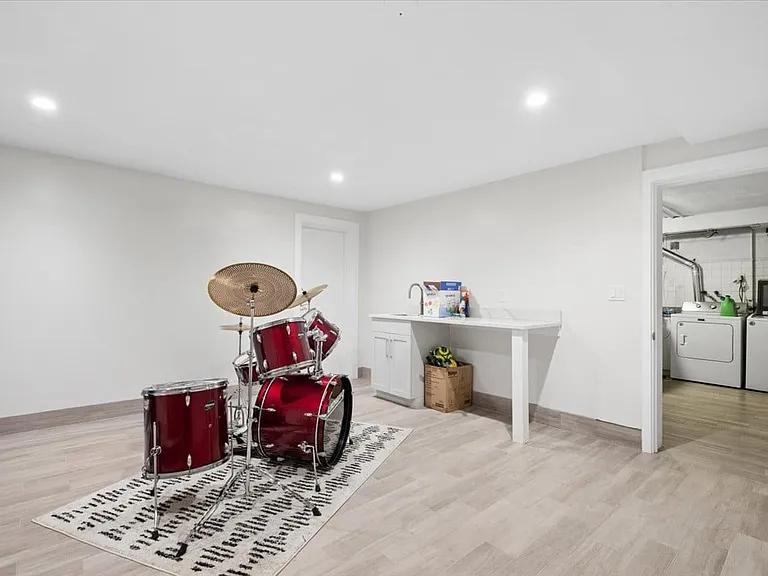 54 Park Cir — Photo 33