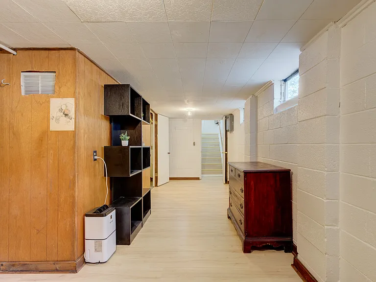 835 Allen St — Photo 29