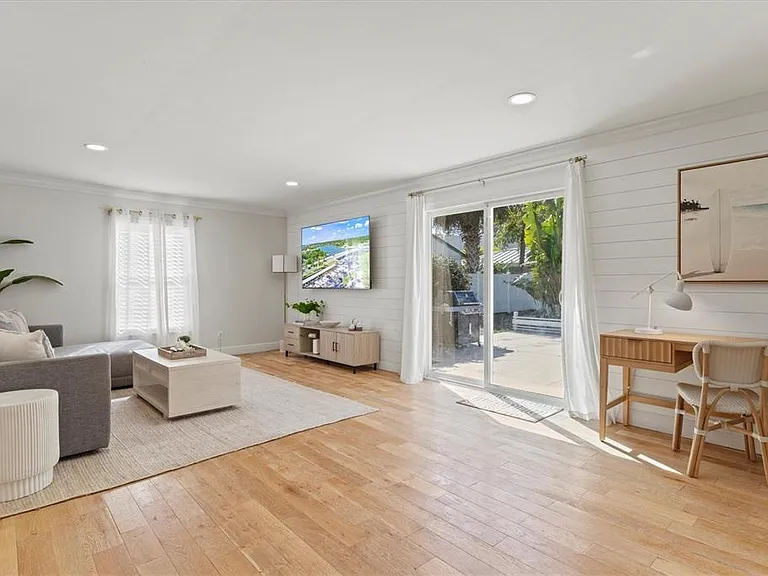 326 S Lime Ave — Photo 10