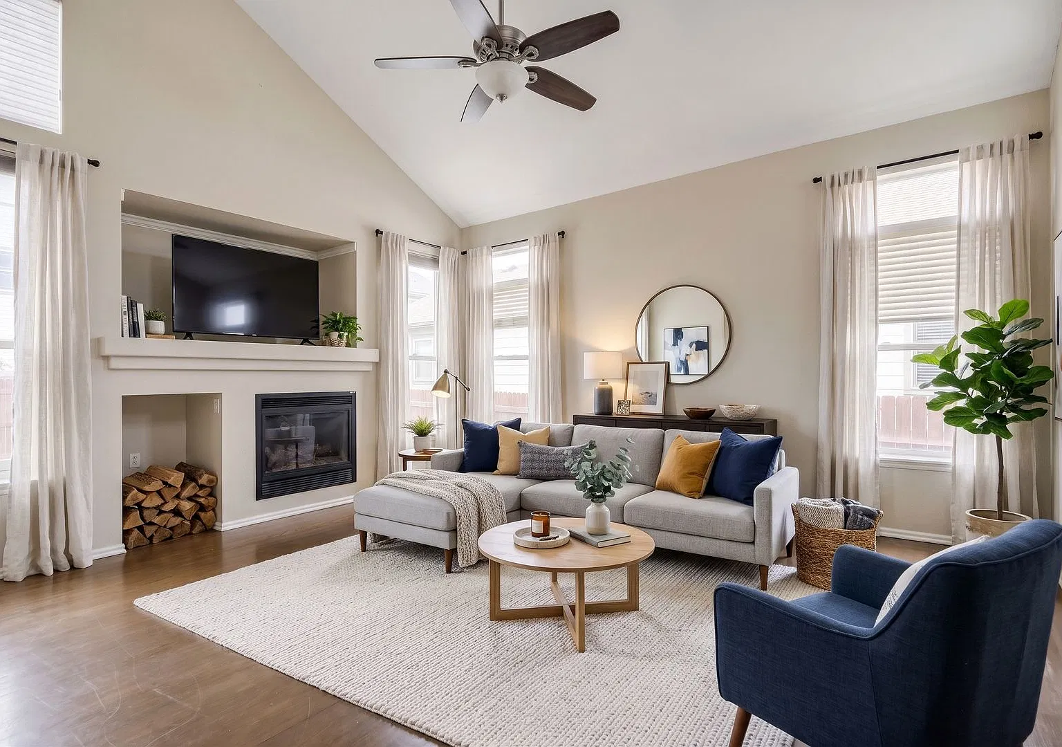 Sprawling 3-BR Home with Exceptional Bonus Space in Cottonwood — Photo 3