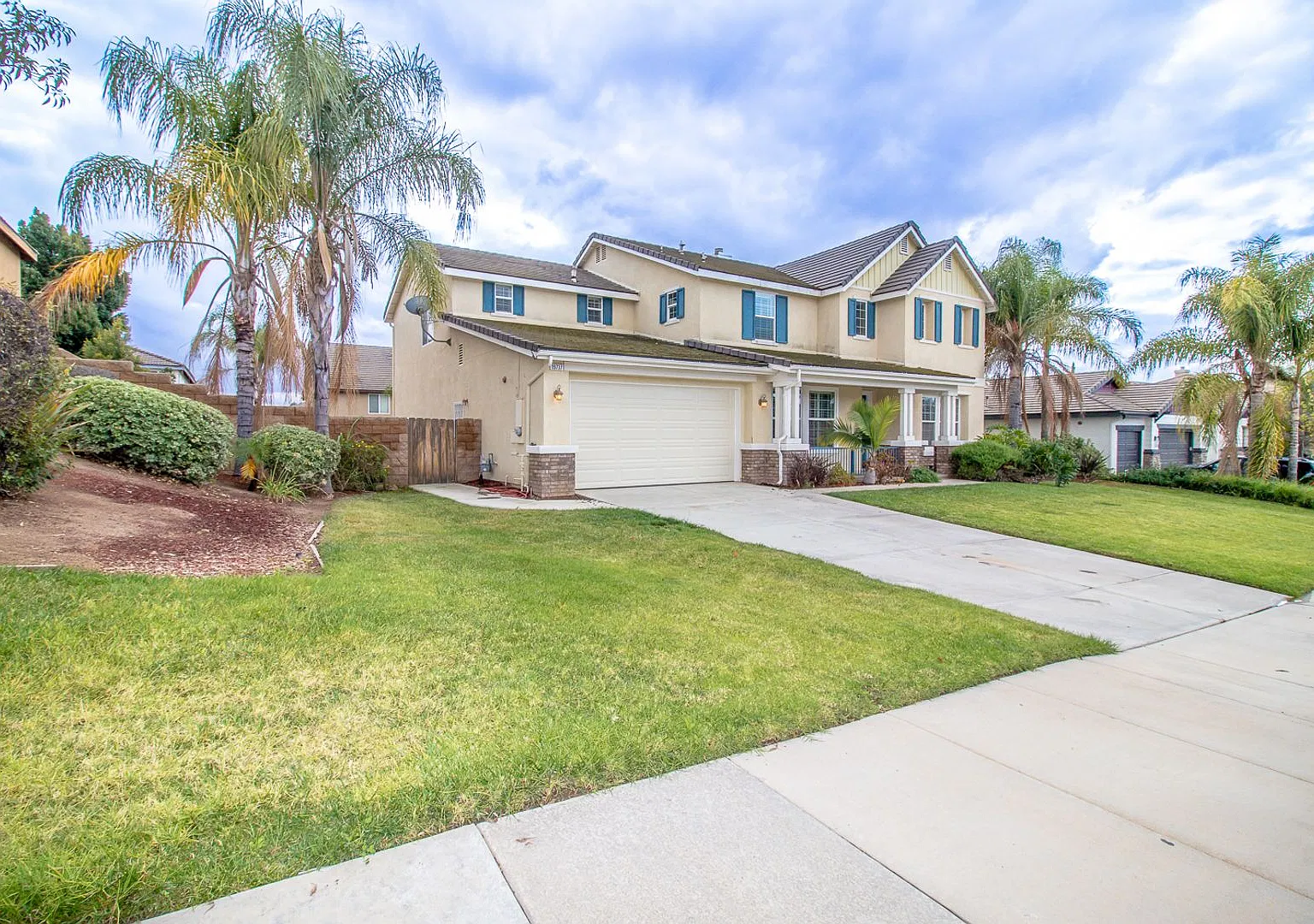 Spacious Luxury Living Awaits in This Stunning 5-Bedroom Riverside Estate — Photo 2
