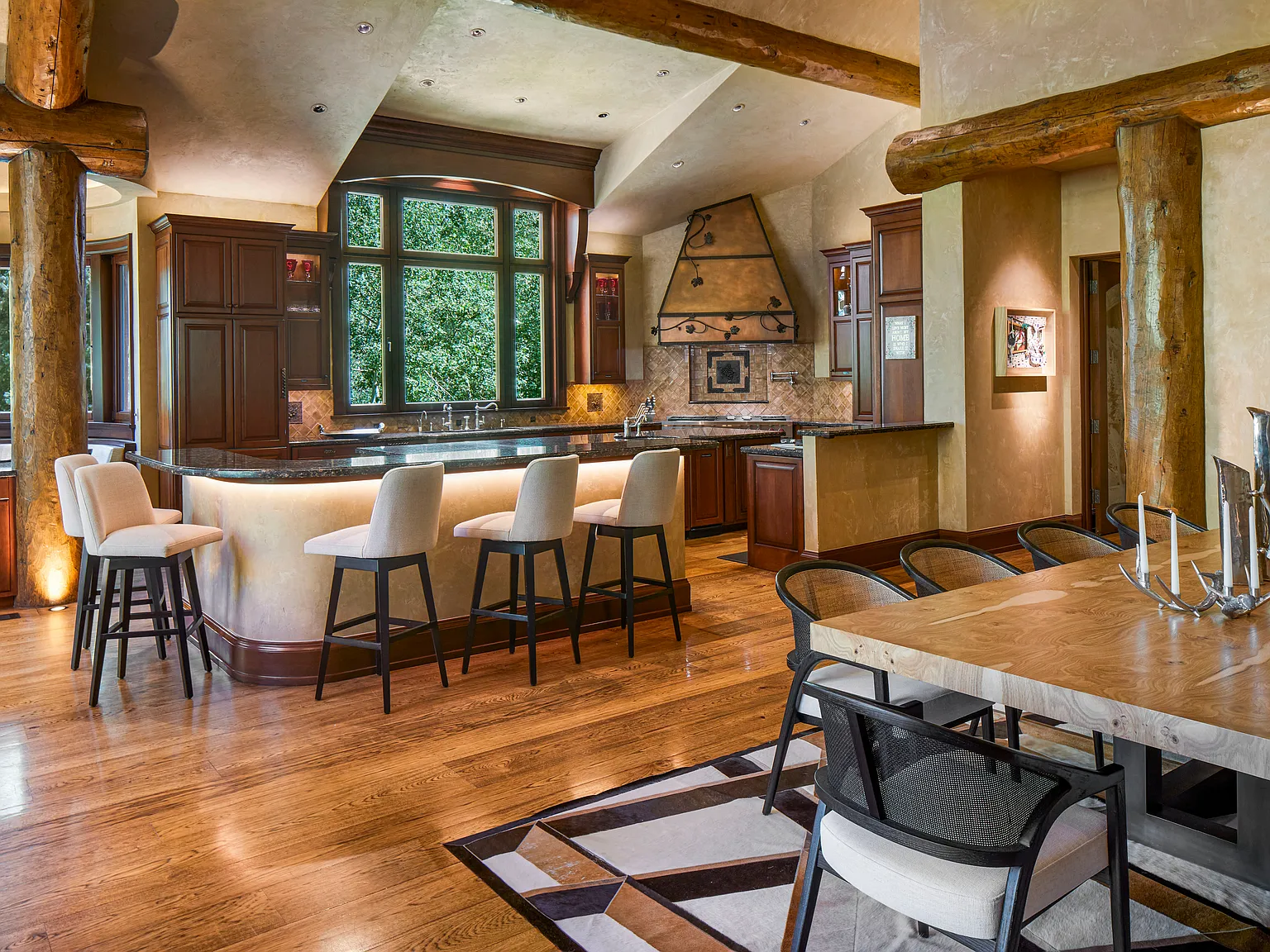 11 bed, 15000 sqft, $500,000 — Photo 2