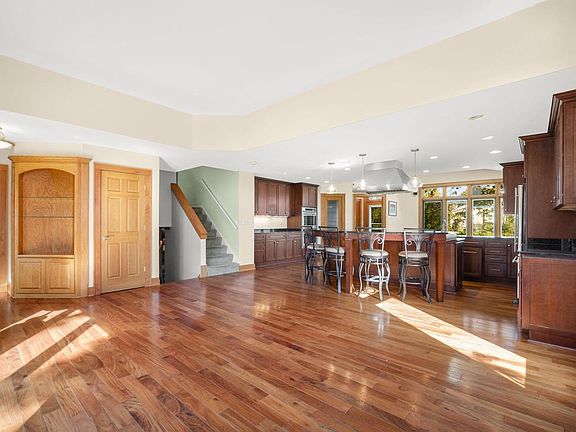 5th image of 747 Laureate DRIVE