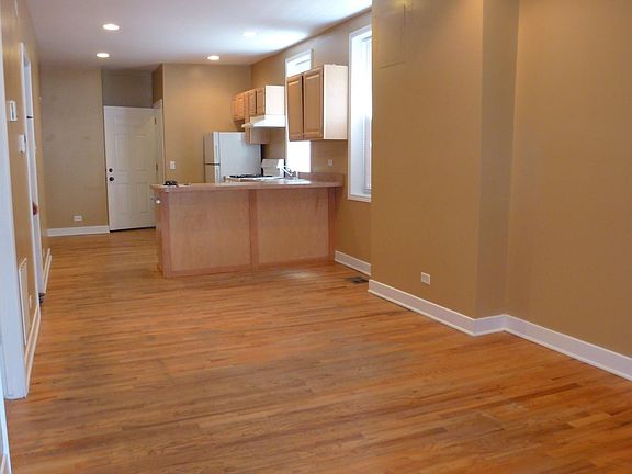 2nd image of 900 N Ashland Ave APT 1R