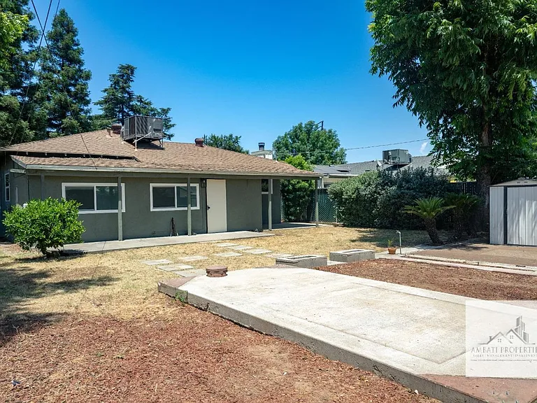 1136 E Griffith Way — Photo 28