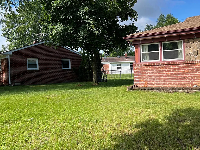 4832 Sidney St — Photo 22