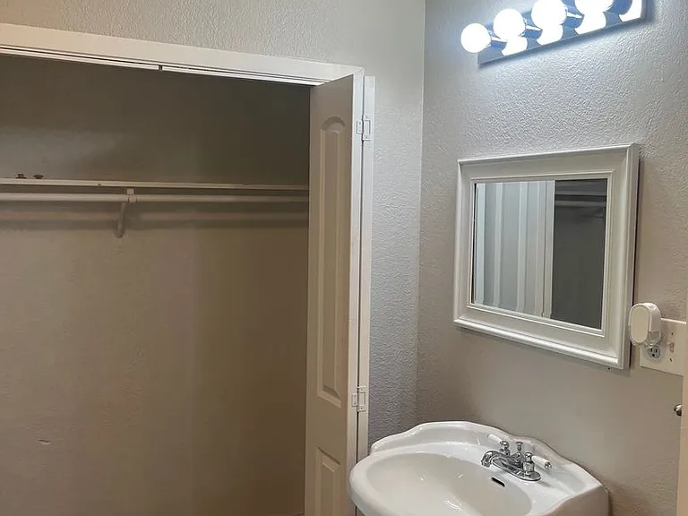610 N Fir St — Photo 21