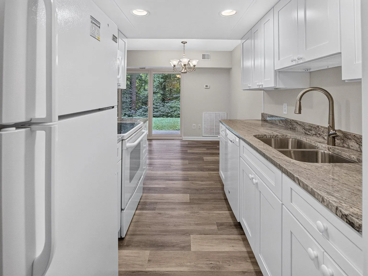 2 bed, 2.0 bath, 894 sqft, $2,250 — Photo 2