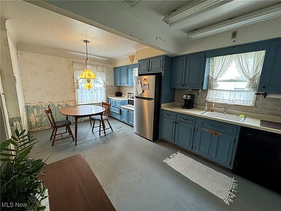 3rd image of 32812 Lake Shore Blvd