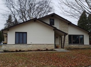 555 E Parkway Estates Dr, Oak Creek, WI 53154