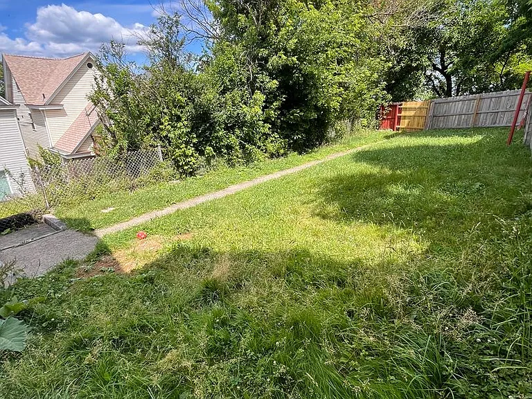 109 Kenova St — Photo 2
