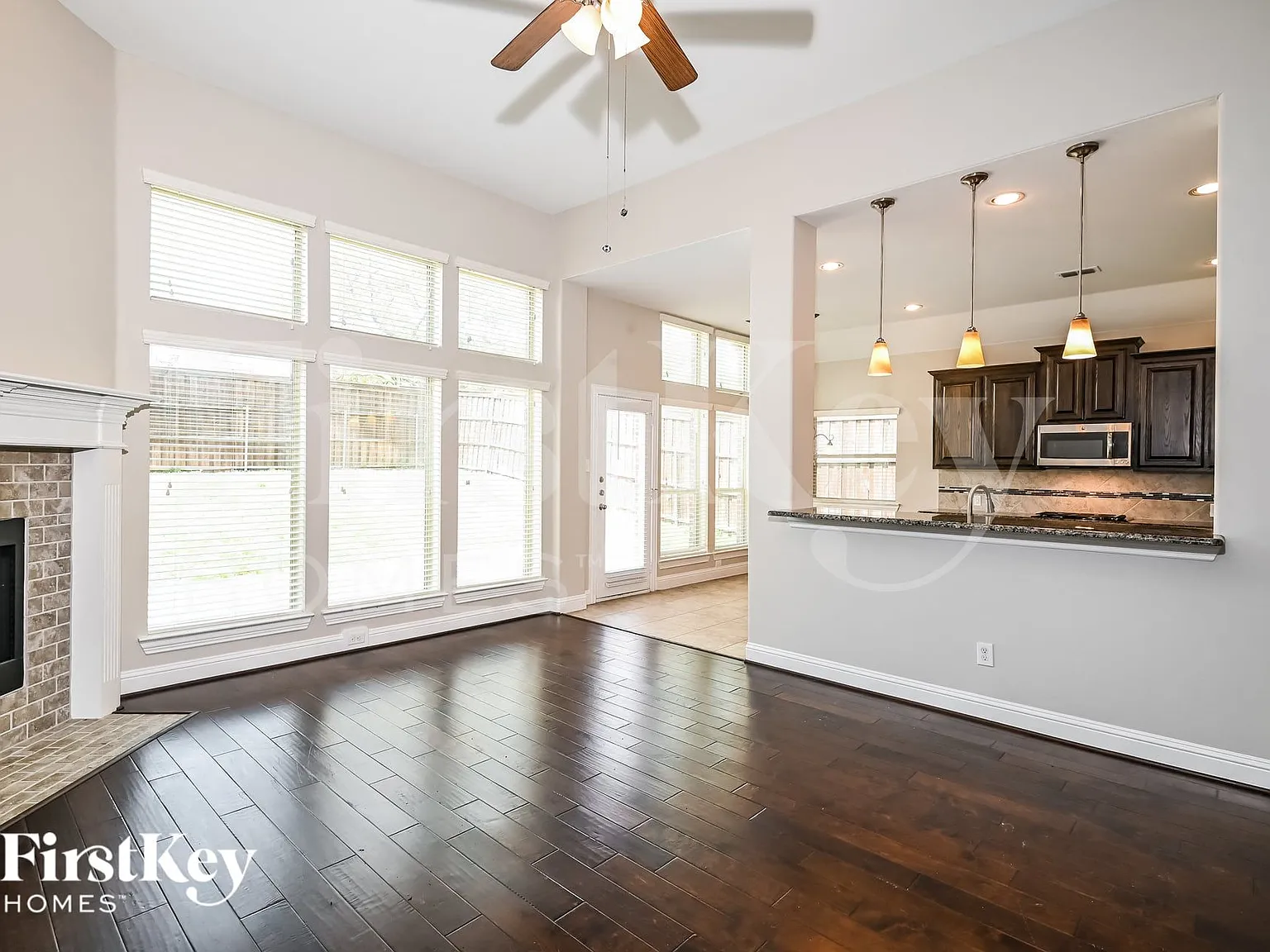 4 bed, 2.0 bath, 2702 sqft, $3,215 — Photo 3