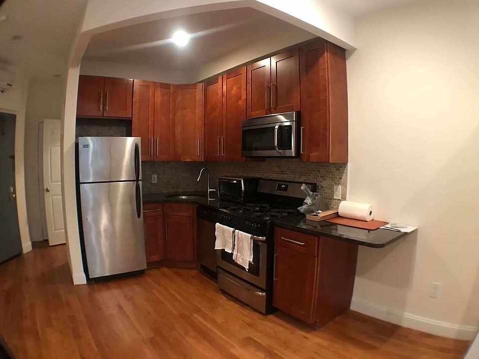 2nd image of 695 Sackett St APT 1