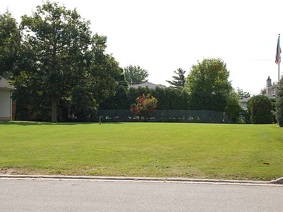 4th image of 66 Steinway Ct