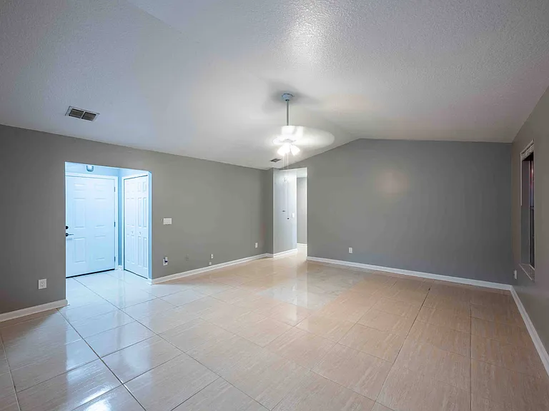 1623 Twin Oak Dr E — Photo 17