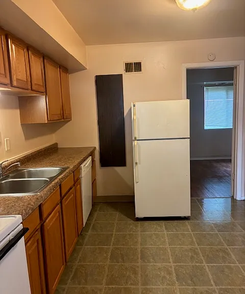 1101 Evans Ave — Photo 1