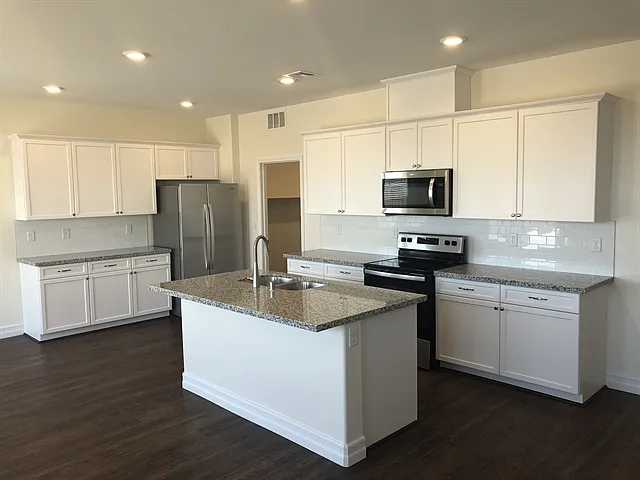 5872 Petronius St — Photo 3
