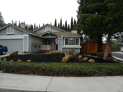 1025 Amanda Cir photo 1