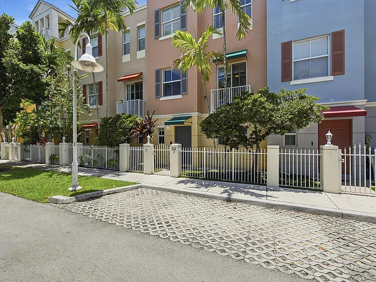 542 NE 7th Ave #2 — Photo 41