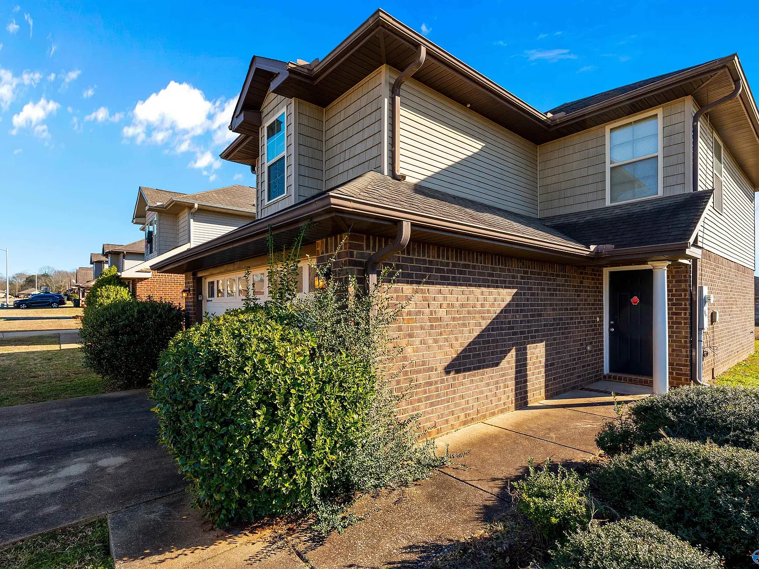 3 bed, 2.5 bath, 1660 sqft, $1,700 — Photo 3