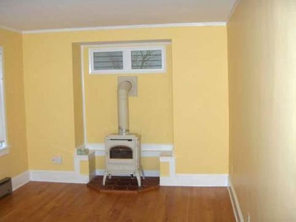 Living room w/fireplace